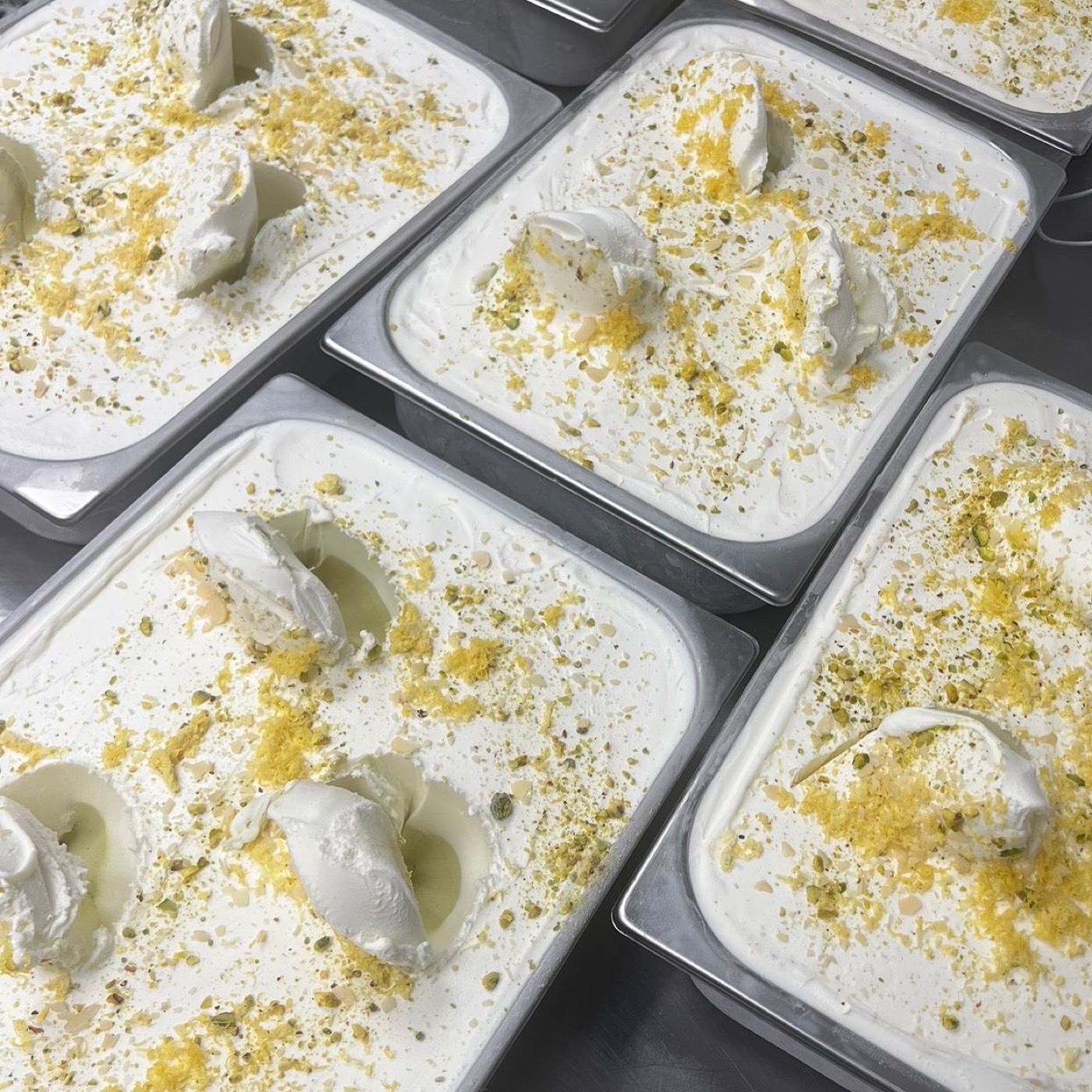 Citrongelato med pistage i bleck